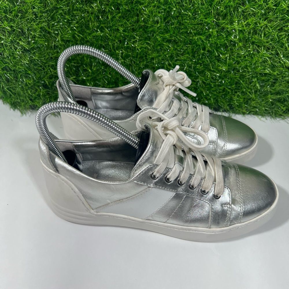 Marc Fisher | Candi Low Top Lace Up Sneakers | Silver | 6,5M